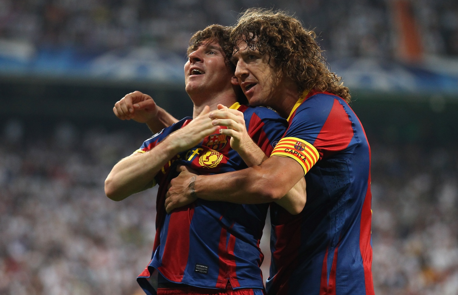 ބާސެލޯނާގެ ފޯވާޑް ލިއޮނަލް މެސީ ލަނޑެއް ޖެހުމުން އެ ޓީމުގެ ކެޕްޓަން ޕުޔޯލް އޭނާ އަށް މަރުހަބާ ކިޔަނީ. --ފޮޓޯ: އެލެކްސް ލިވެސީ/ ގެޓީ އިމޭޖަސް