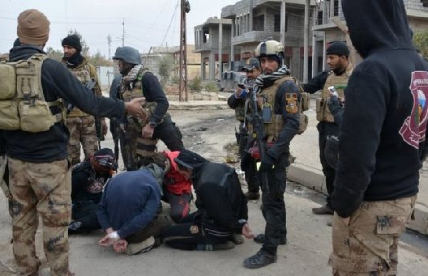 އައިއެސްގެ ހަނގުރާމަވެރިން މިހާރު ދަނީ އިރާގުގެ މޫސަލް ދިފާއު ކުރަން ހަނގުރާމަ ކުރަމުން. --ފޮޓޯ:ރޮއިޓާސް