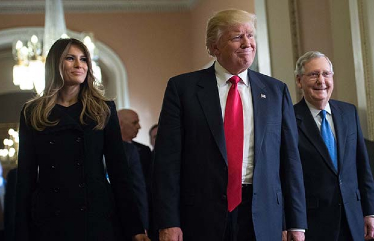 ޑޮނަލްޑް ޓްރަމްޕާއި އަނބިކަނބަލުން އިވާންކާ (ވ): ސީއައިއޭ އަށް ޓްރަމްޕް ވަނީ ފާޑު ވިދާޅުވެފައި.