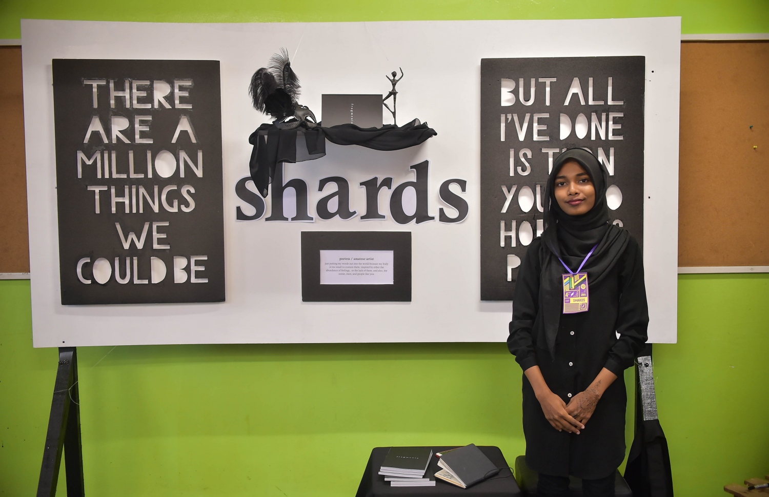 ޝާޑްސް އޭނާގެ ސްޓޯލްގައި: އޭނާ ޗާޕުކުރި ހުރިހާ ފޮތެއްހެން ވިކުނު - ފޮޓޯ: މުހައްމަދު ޝަރުހާން/ މިހާރު