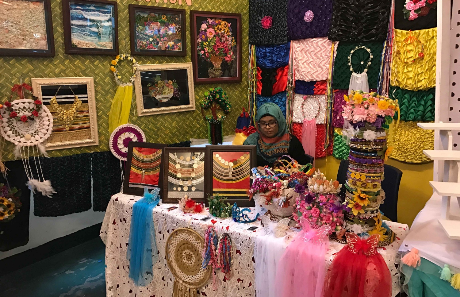 ކައްޓި ހިތްވަރު ފެސްޓްގެ ސްޓޯލެއްގައި މީހަކު އޭނާގެ އަތްތެރި މަސައްކަތްތައް ދައްކާލަނީ - ފޮޓޯ: މުހައްމަދު ޝަރުހާން/ މިހާރު