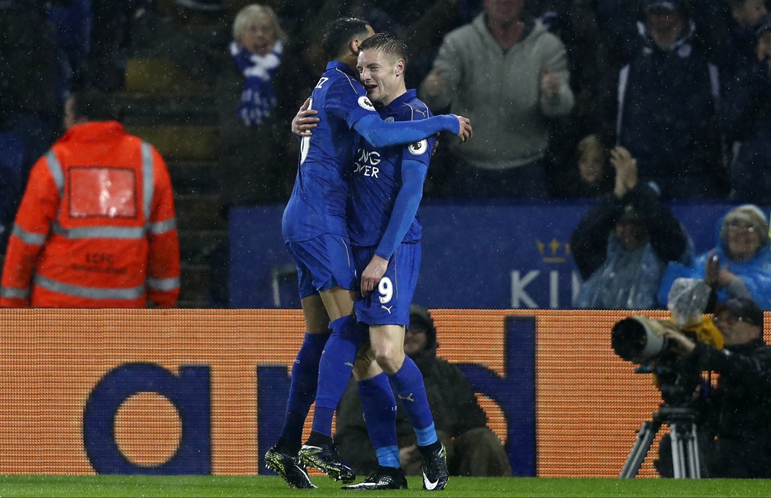 ލަނޑު ޖެހުމަށް ފަހު ވާޑީ އާއި މާރޭޒް އުފާފާޅުކުރަނީ.-- ފޮޓޯ: އޭއެޕްޕީ