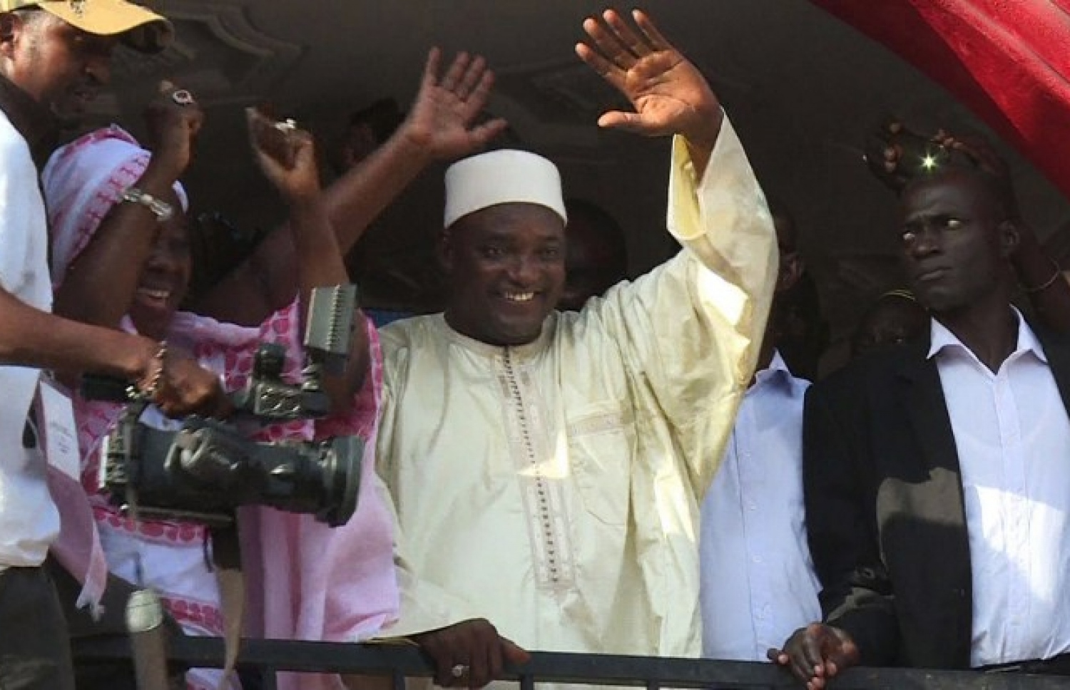 ގެމްބިއާގެ އިދިކޮޅު ކެންޑިޑޭޓް ބަރޯ އިންތިޚާބުގެ ކާމިޔާބީގެ އުފާ ފާޅުކުރައްވަނީ. --ފޮޓޯ:އޭއެފްޕީ