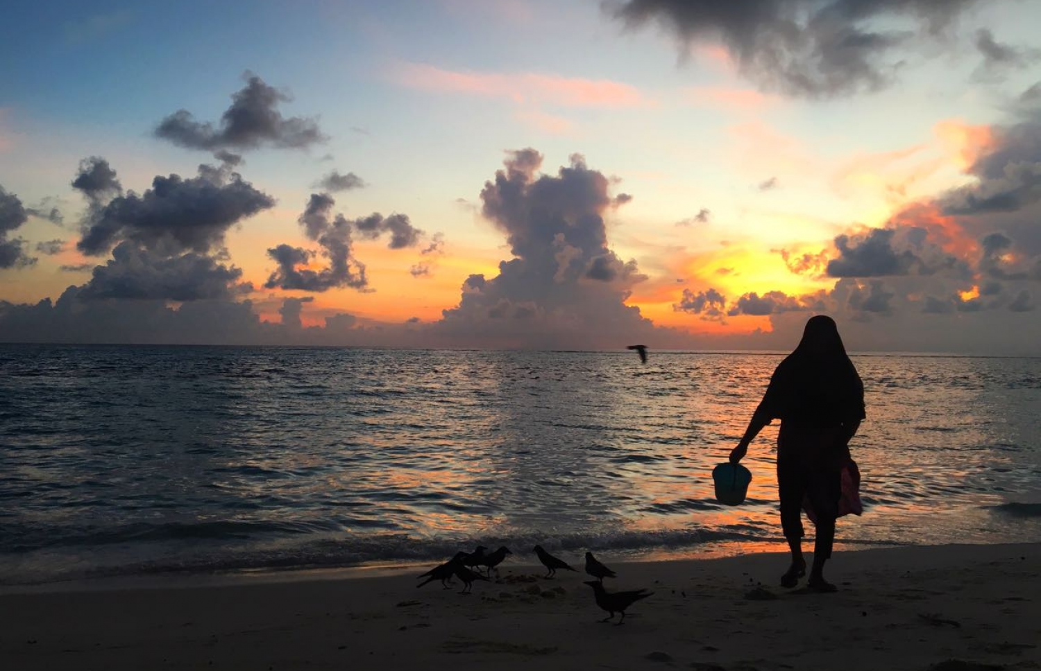 ރަށެއްގެ ގޮނޑުދޮށުގައި އަންހެނަކު ލޮނު ނަގަން މޫދަށް ފައިބާ އިރު އިރުއޮއްސޭ ވަގުތުގެ ހިތްގައިމުކަން.--ފޮޓޯ: އާމިނަތު ޝިފްލީން/ މިހާރު