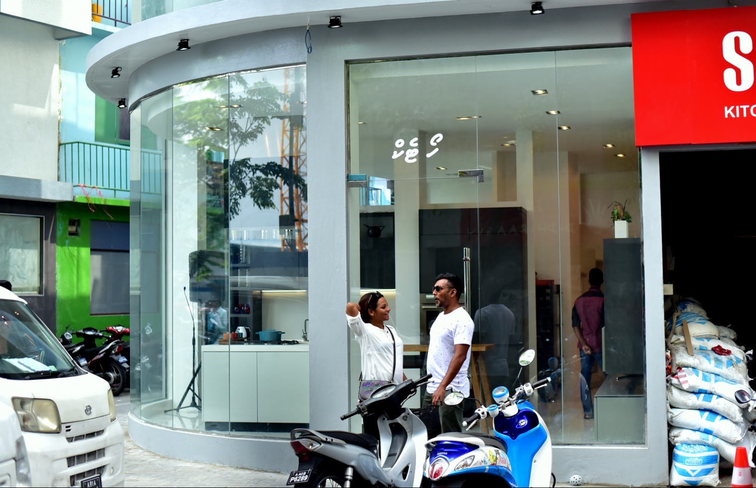 ސްކަވޯލީނީގެ އުފެއްދުންތައް ރާއްޖޭގައި ވިއްކާ ޝޯރޫމް.-- ފޮޓޯ: ހުސެން ޝަޔާހު/ މިހާރު