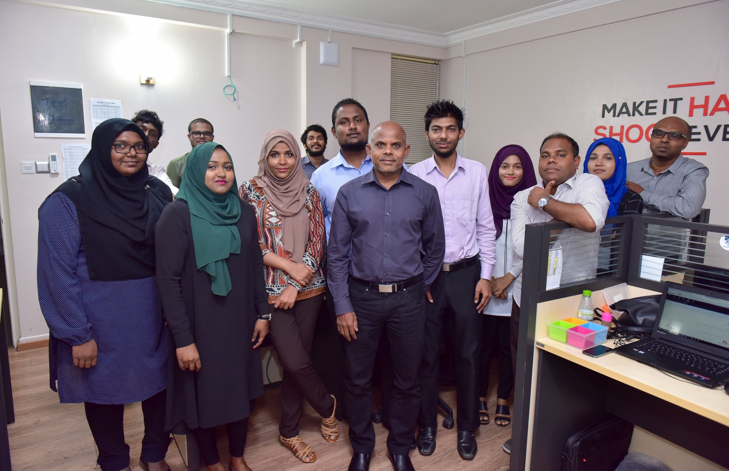 "މިހާރު" ނިއުސް ޓީމް މިއަދު އާޒިފް އަށް މަރުހަބާ ކިޔުމަށް ފަހު ފޮޓޯއަކަށް ހުއްޓިގެން: އެމްއެމްސީގައި މިހާރު ތަމްސީލް ކުރުމުގެ ފުރުސަތު ލިބުނީ އާޒިފްގެ ނަން ނެގުމުން --ފޮޓޯ: ނިޝާން އަލީ/ މިހާރު