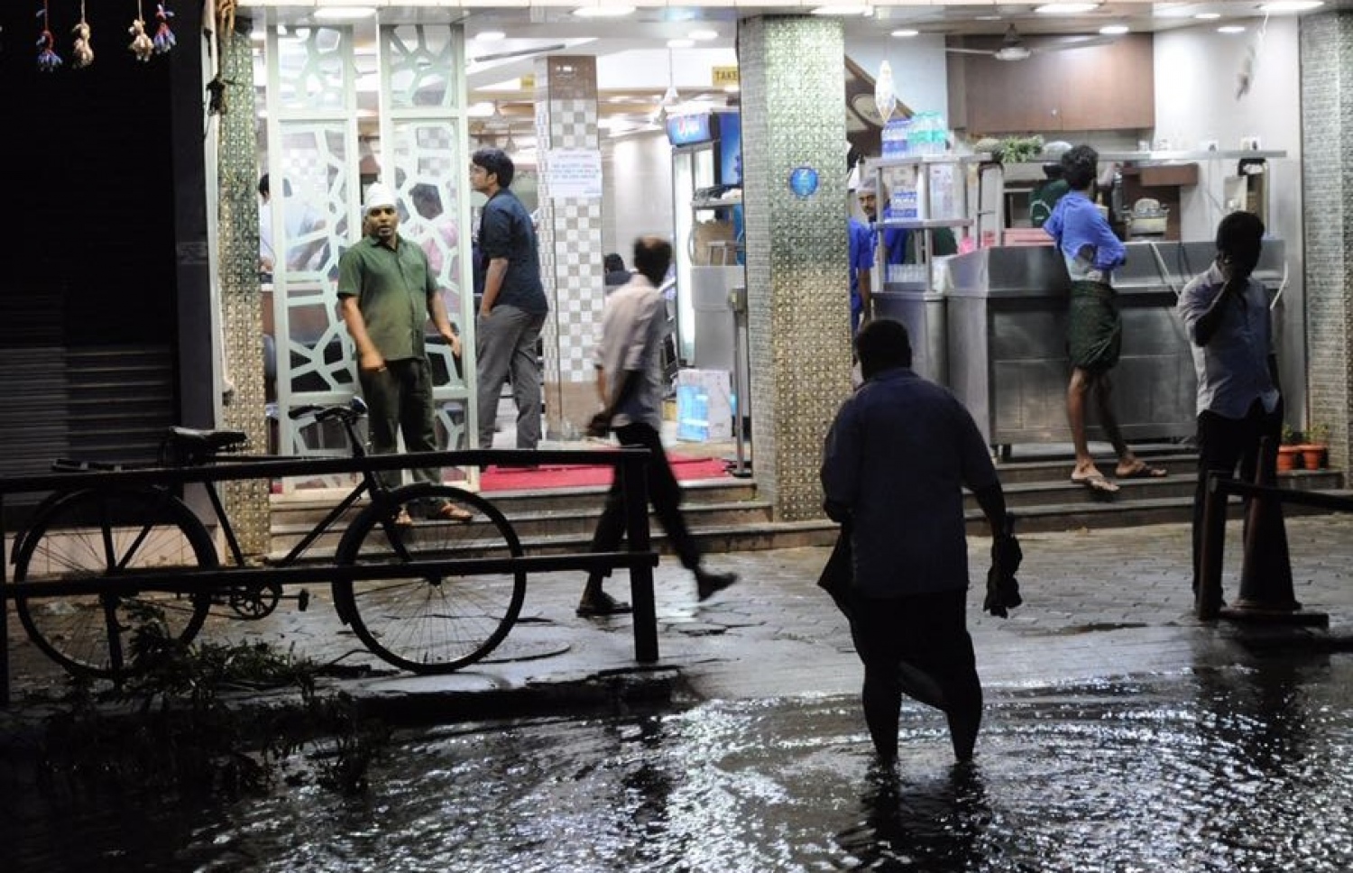 އިންޑިއާ، ޗެންނާއީ: ޑިސެމްބަރު 12، 2016: ޗެންނާއީ އަށް އެރި ތޫފާން ވަރުދާގައި އިންޑިއާ މީހަކު ފެންބޮޑޮވެފައިވާ މަގެއްގައި ހިނގާފައި ދަނީ. -- ފޮޓޯ: އޭއެފްޕީ