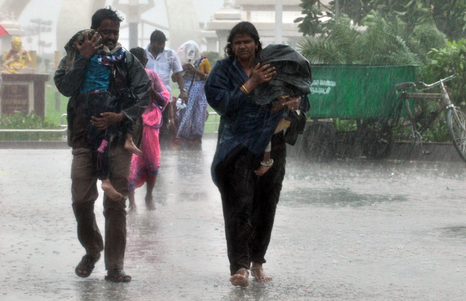 އިންޑިއާ، ޗެންނާއީ: ޑިސެމްބަރު 12، 2016: ޗެންނާއީ އަށް އެރި ތޫފާން ވަރުދާގައި ވާރޭތެރޭ ބަޔަކު ރައްކާތެރި ހިސާބުތަކަށް ދަނީ. -- ފޮޓޯ: އޭއެފްޕީ