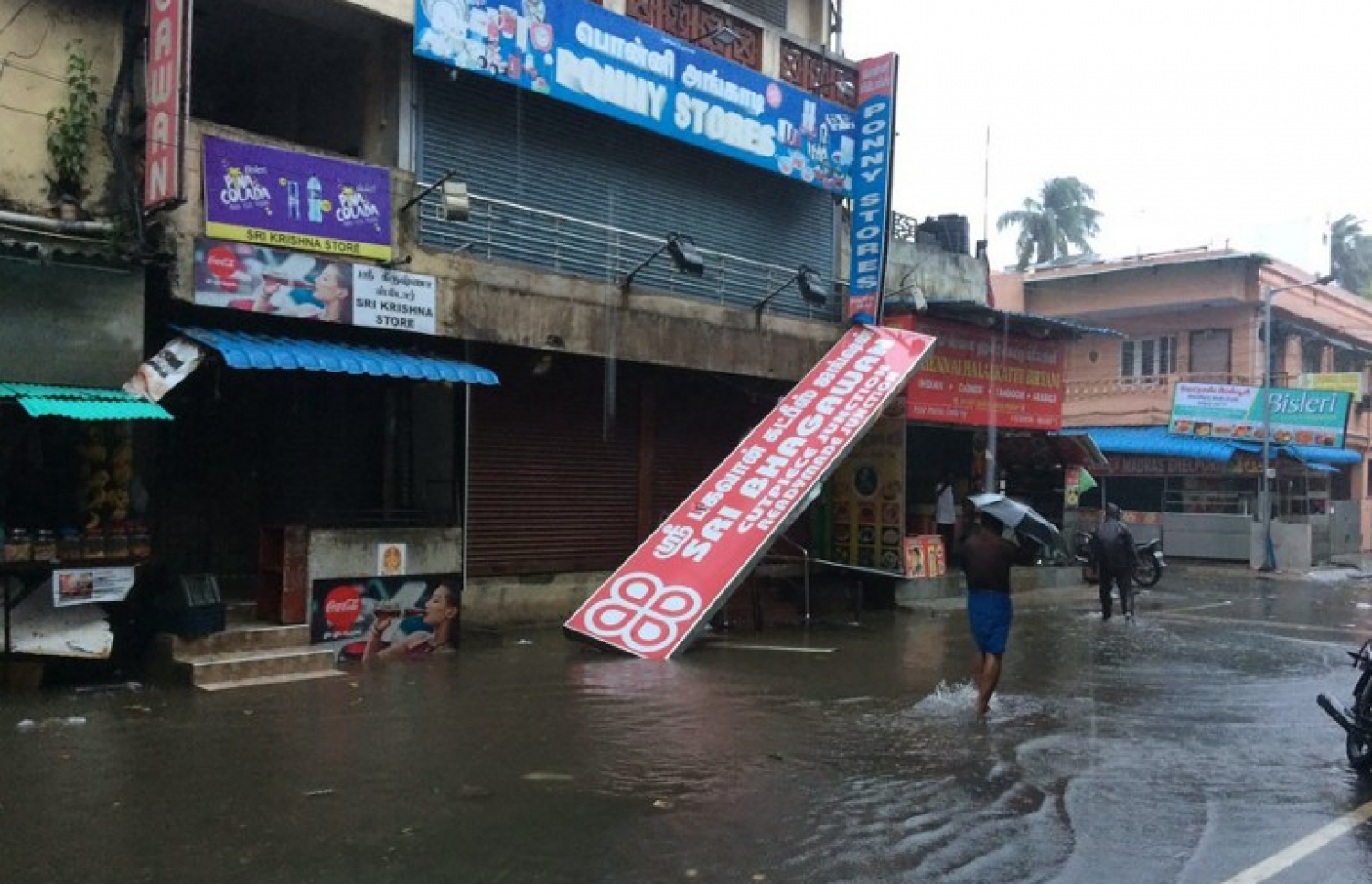އިންޑިއާ، ޗެންނާއީ: ޑިސެމްބަރު 12، 2016: ޗެންނާއީ އަށް އެރި ތޫފާން ވަރުދާގައި މަގުތަކުގައި ފެންބޮޑުވެފައި: މި ތޫފާނުގައި 10 މީހުން މަރުވެފައިވާ ކަމަށް އޮފިޝަލުން ވިދާޅުވޭ .-- ފޮޓޯ: އޭއެފްޕީ