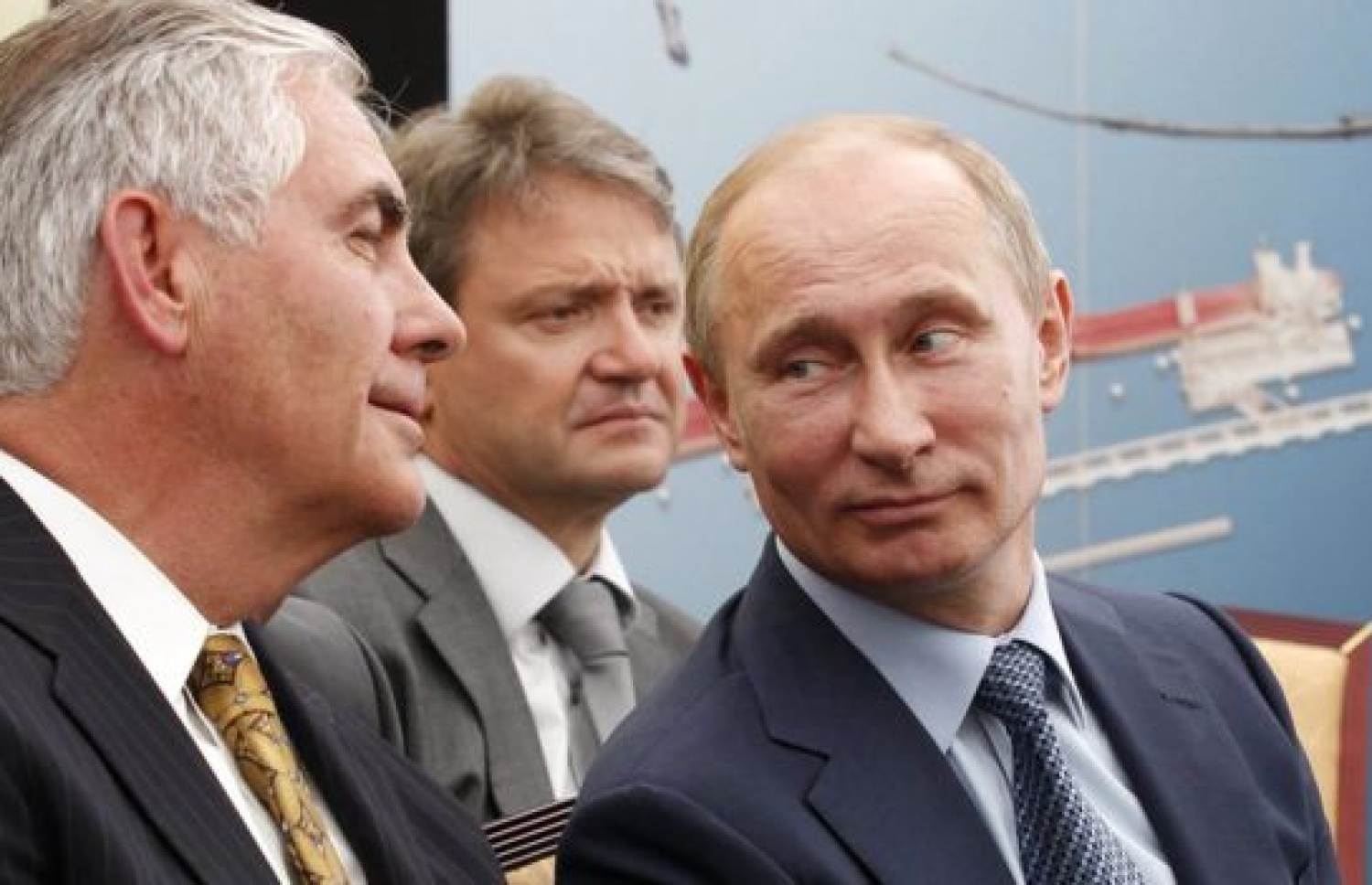 އެމެރިކާގެ ޚާރިޖީ ވަޒީރަކަށް ހަމަޖެއްސި ޓިލަސަން (ވ) ރައީސް ޕުޓިންއާ އެކު.