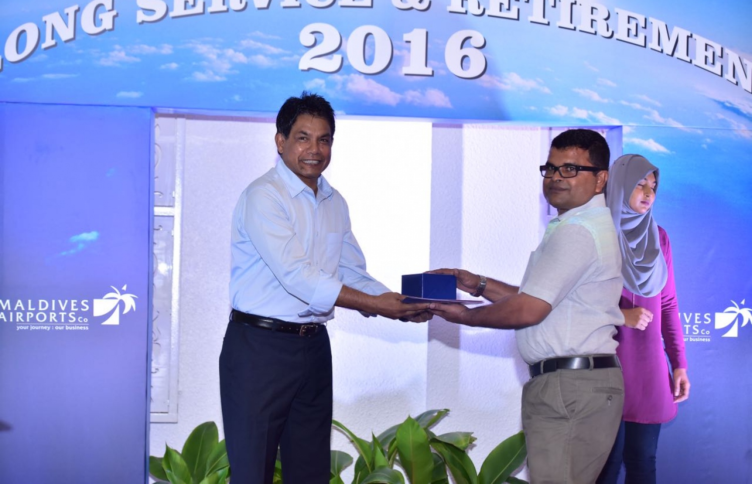 ދިގު މުއްދަތަކަށް އެމްއޭސީއެލް އަށް ހިދުމަތް ކޮށްފައިވާ މުވައްޒަފަކާ ހަނދާނީ ލިއުމާއި ހަދިޔާ މިރޭ ހަވާލުކުރަނީ.-- ފޮޓޯ: ނިޝާން އަލީ/ މިހާރު