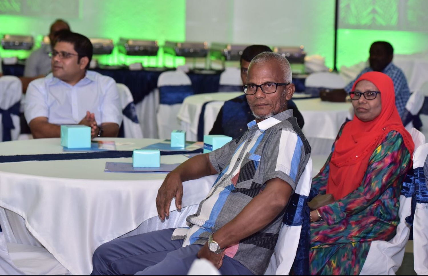 ދިގު މުއްދަތަކަށް އެމްއޭސީއެލް އަށް ހިދުމަތް ކޮށްފައިވާ މުވައްޒަފުންނާއި މި އަހަރު ރިޓަޔާކުރި މުވައްޒަފުންގެ އަގު ވަޒަންކުރުމަށް މިރޭ ބޭއްވި ހަފްލާގައި ބައެއް މުވައްޒަފުން ބައިވެރިވަނީ.-- ފޮޓޯ: ނިޝާން އަލީ/ މިހާރު