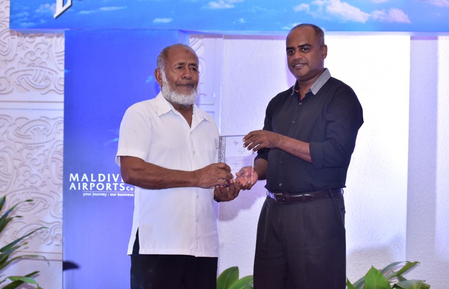 އެމްއޭސީއެލް އިން މި އަހަރު ރިޓަޔާކުރި މުވައްޒަފަކަށް، އެ ކުންފުނީގެ މެނޭޖިން ޑިރެކްޓަރު އާދިލް މިރޭ ހަނދާނީ ފިލައެއް ހަވާލުކޮށްދެއްވަނީ.-- ފޮޓޯ: ނިޝާން އަލީ/ މިހާރު