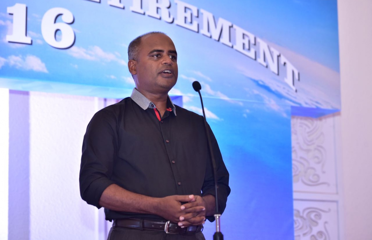 ދިގު މުއްދަތަކަށް އެމްއޭސީއެލް އަށް ހިދުމަތް ކޮށްފައިވާ މުވައްޒަފުންނާއި މި އަހަރު ރިޓަޔާކުރި މުވައްޒަފުންގެ އަގު ވަޒަންކުރުމަށް މިރޭ ބޭއްވި ހަފްލާގައި އެ ކުންފުނީގެ މެނޭޖިން ޑިރެކްޓަރު އާދިލް ވާހަކަ ދައްކަވަނީ.-- ފޮޓޯ: ނިޝާން އަލީ/ މިހާރު