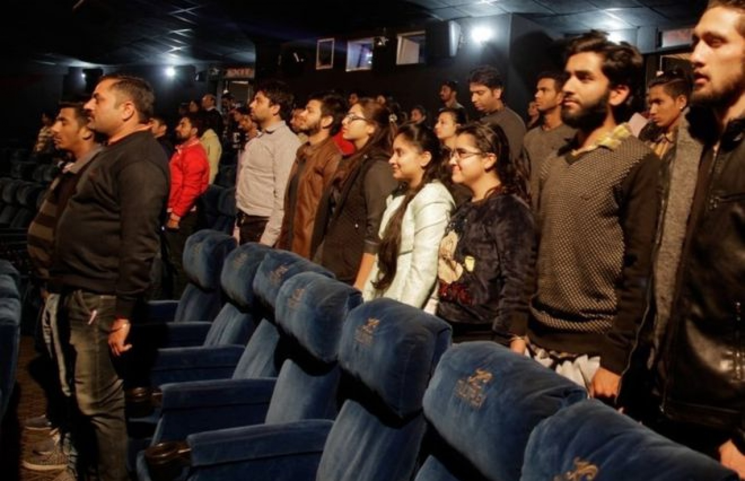 އިންޑިއާގެ ސިނަމާތަކުގައި ފިލްމު އެޅުވުމުގެ ކުރިން ގައުމީ ސަލާމަތް ކިޔުމަށް ސްޕްރީމް ކޯޓުން ވަނީ އަންގާފައި. --ފޮޓޯ:އޭޕީ