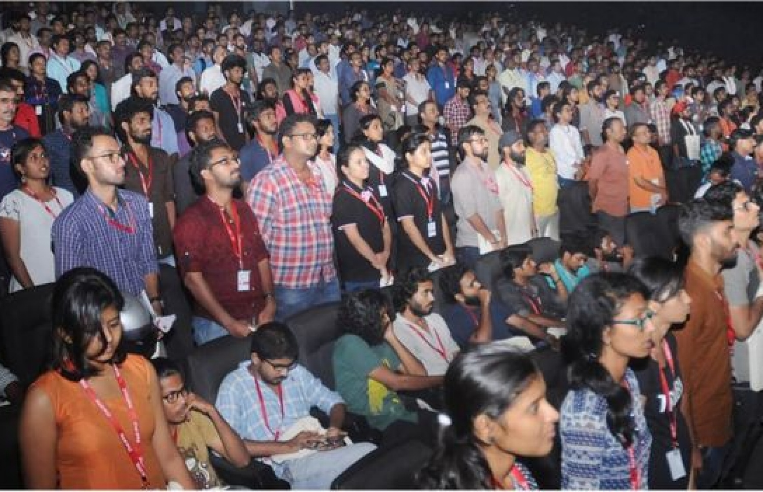 ޗެންނާއީގެ ބައެއް ސިނަމާތަކުގައި އާދިއްތަ ދުވަހު ފިލްމު އެޅުވި އިރު ގައުމީ ސަލާމް ކީ ވަގުތު ބައެއް މީހުން ވަނީ ކޮޅަށް ދެތުވަން ދެކޮޅު ހަދައިފައި.