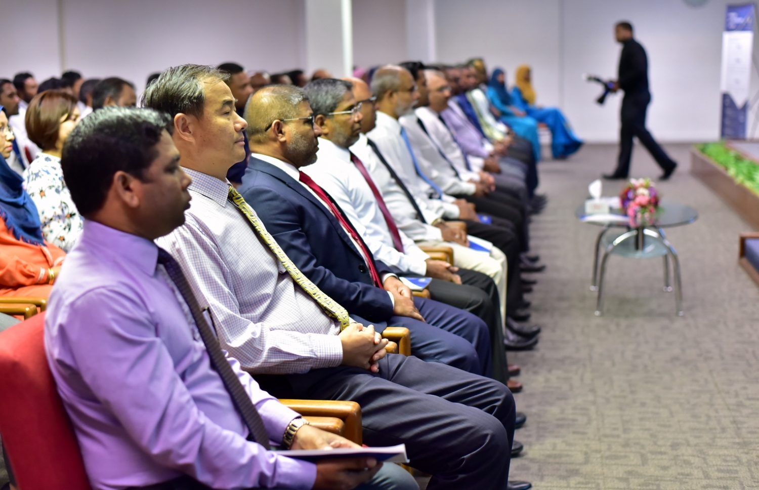 މާލެ: ޑިސެމްބަރު 14، 2016- އޮޑިޓް އޮފީހުގެ ސްޓްރެޓިޖިކް ޕްލޭން އަދި އެ އޮފީހުގެ އާ ވެބްސައިޓް އިފްތިތާހު ކުރުމަށް ބޭއްވި ޖަލްސާގައި ބައިވެރިވެވަޑައިގެންނެވި ބައެއް ބޭފުޅުން.--- ފޮޓޯ: ހުސެން ޝަޔާހު/ މިހާރު