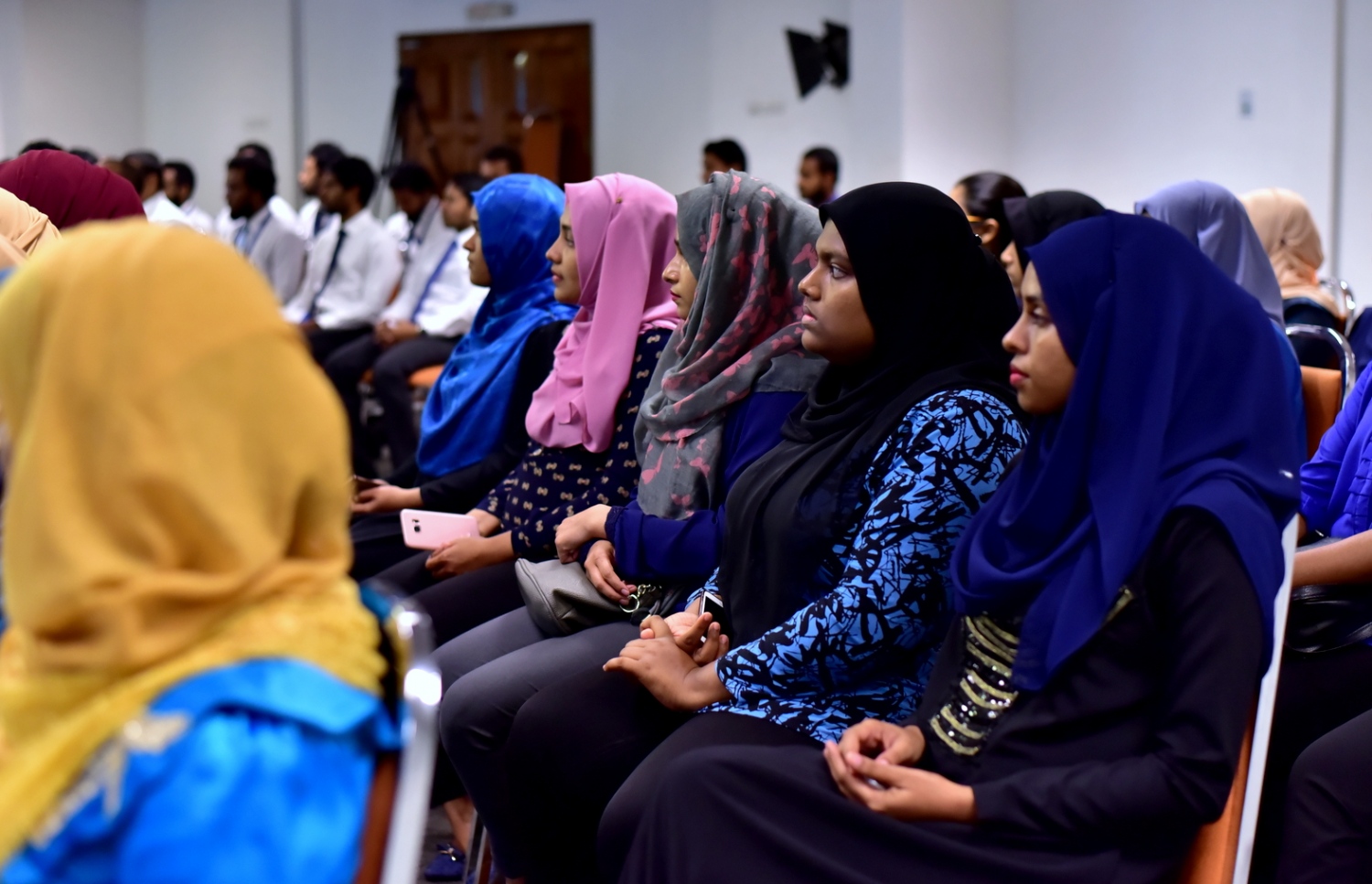 މާލެ: ޑިސެމްބަރު 14، 2016- އޮޑިޓް އޮފީހުގެ ސްޓްރެޓިޖިކް ޕްލޭން އަދި އެ އޮފީހުގެ އާ ވެބްސައިޓް އިފްތިތާހު ކުރުމަށް ބޭއްވި ޖަލްސާގައި، އޮޑިޓް އޮފީހުގެ ބައެއް މުވައްޒަފުން ބައިވެރިވަނީ.--- ފޮޓޯ: ހުސެން ޝަޔާހު/ މިހާރު