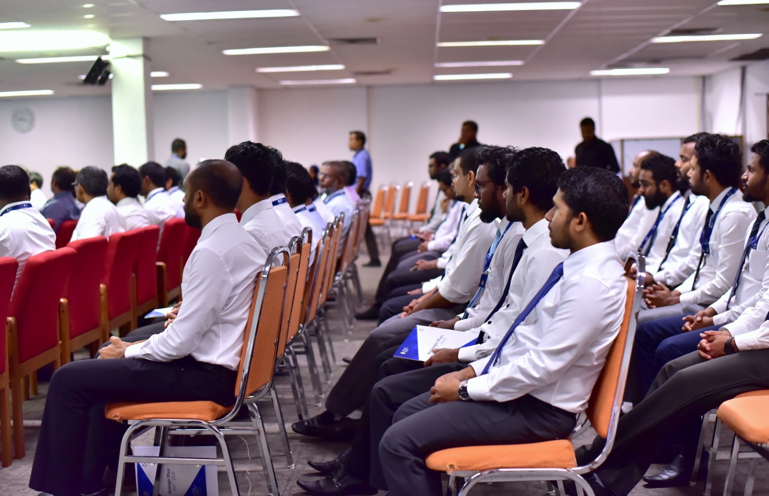 މާލެ: ޑިސެމްބަރު 14، 2016- އޮޑިޓް އޮފީހުގެ ސްޓްރެޓިޖިކް ޕްލޭން އަދި އެ އޮފީހުގެ އާ ވެބްސައިޓް އިފްތިތާހު ކުރުމަށް ބޭއްވި ޖަލްސާގައި، އޮޑިޓް އޮފީހުގެ ބައެއް މުވައްޒަފުން ބައިވެރިވަނީ.--- ފޮޓޯ: ހުސެން ޝަޔާހު/ މިހާރު