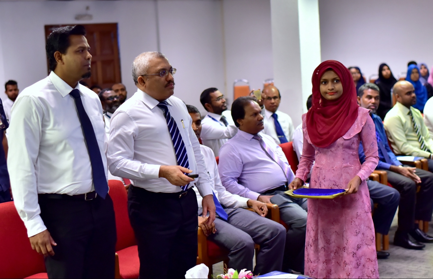 މާލެ: ޑިސެމްބަރު 14، 2016- އޮޑިޓް އޮފީހުގެ އާ ވެބްސައިޓް، ނައިބު ރައީސް ޖިހާދު އިފުތިތާހު ކޮށްދެއްވާއިރު އެމަނިކުފާނުގެ އަރިހުގައި އޮޑިޓަ ޖެނެރަލް ހަސަން ޒިޔަތު މަޑުކޮށްލައްވައިގެން: މި ހަފުލާގައި ވަނީ އޮޑިޓް އޮފީހުގެ ސްޓްރެޓީޖިކް ޕްލޭން ވެސް އިފުތިތާހު ކޮށްފައި.---ފޮޓޯ: ހުސެއިން ޝަޔާހް/މިހާރު