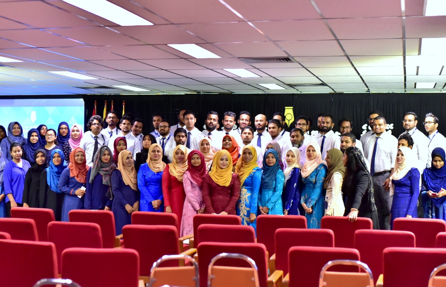 މާލެ: ޑިސެމްބަރު 14، 2016- އޮޑިޓް އޮފީހުގެ ސްޓްރެޓިޖިކް ޕްލޭން އަދި އެ އޮފީހުގެ އާ ވެބްސައިޓް އިފްތިތާހު ކުރުމަށް ބޭއްވި ޖަލްސާގައި، އޮޑިޓް އޮފީހުގެ ބައެއް މުވައްޒަފުން ފޮޓޯ އަކަށް ހުއްޓިގެން.--- ފޮޓޯ: ހުސެން ޝަޔާހު/ މިހާރު