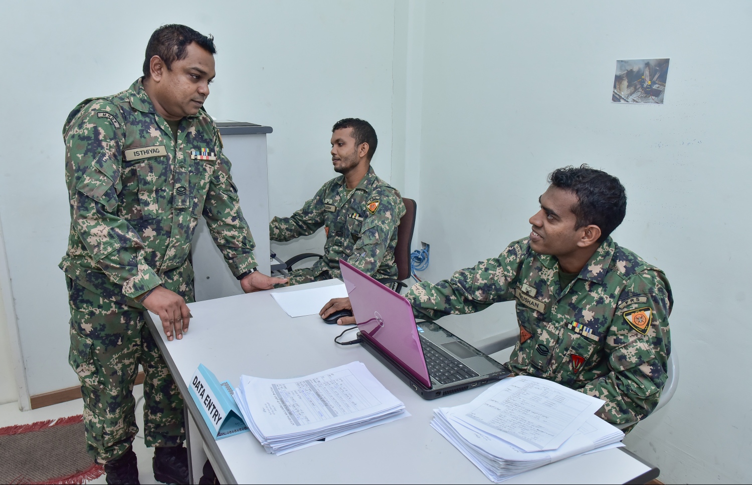 އޮޕަރޭޝަން ކުރިއަށް ގެންދަނީ: މާލޭގެ ހުރިހާ ގުދަނެއްހެން ޗެކް ކުރާނެ -- ފޮޓޯ: ނިޝާން އަލީ/ މިހާރު