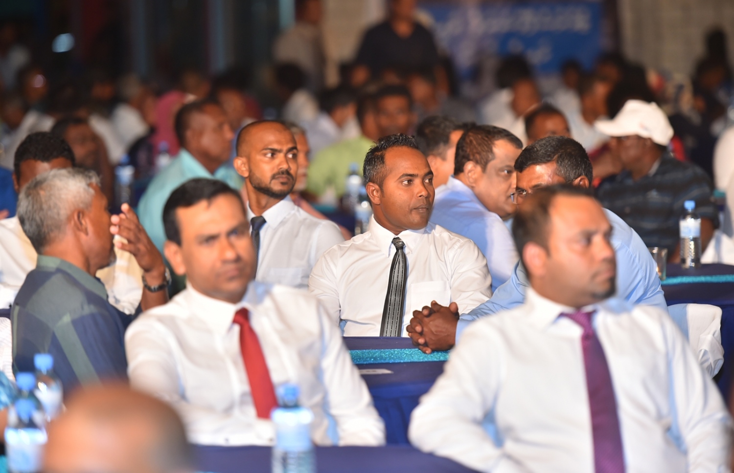 ގއ. ގެމަނަފުށި: ޑިސެމްބަރު 13، 2016- މި އަހަރުގެ މަސްވެރިންގެ ދުވަހުގެ މުނާސަބަތުގައި ބޭއްވި ރަސްމީ ޖަލްސާގެ ތެރެއިން.---ފޮޓޯ: ރައީސް އޮފީސް