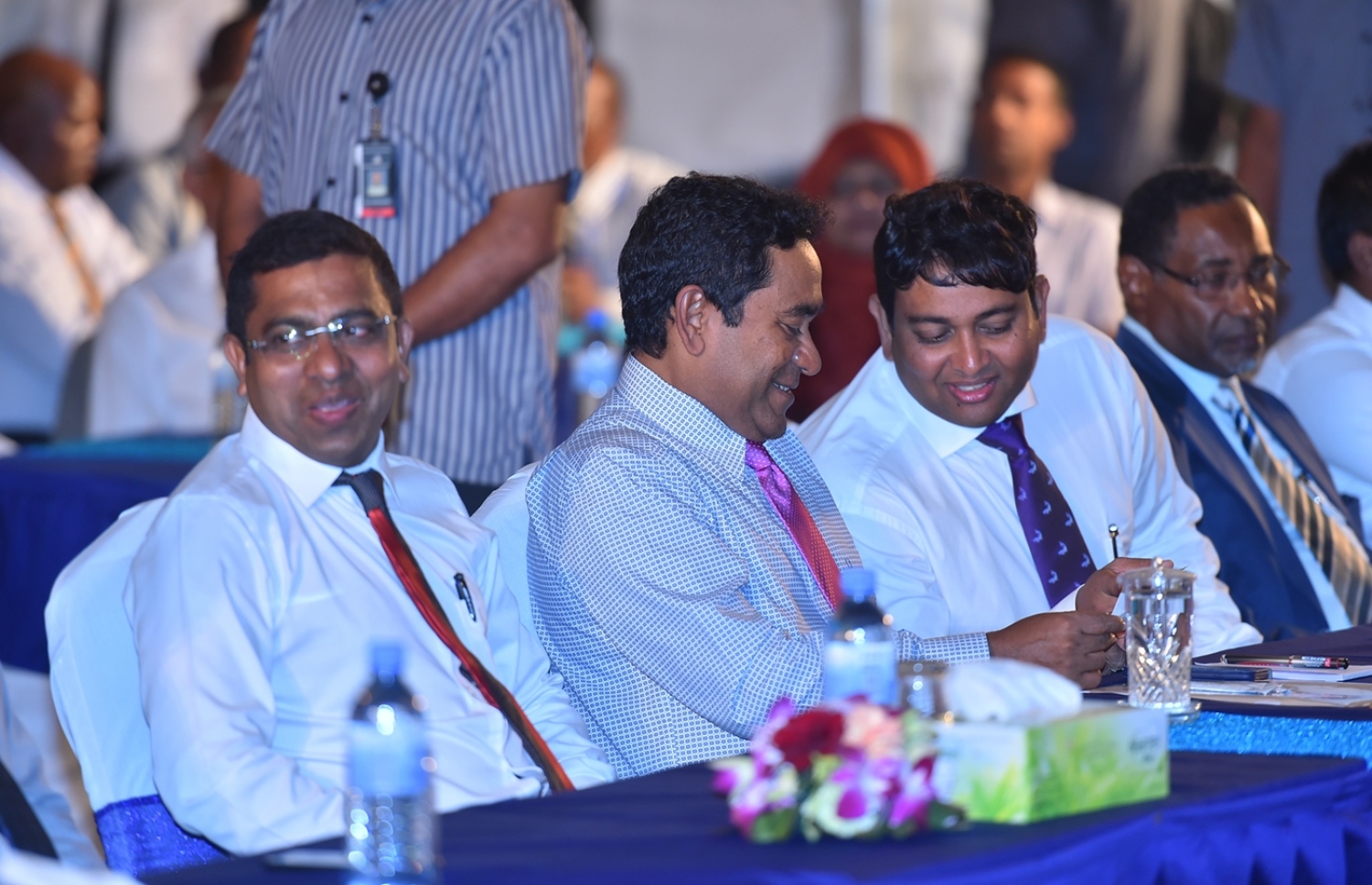 ގއ. ގެމަނަފުށި: ޑިސެމްބަރު 13، 2016- މި އަހަރުގެ މަސްވެރިންގެ ދުވަހުގެ މުނާސަބަތުގައި ބޭއްވި ރަސްމީ ޖަލްސާގައި ރައީސް ޔާމީނާއި ފިޝަރީޒް މިނިސްޓަރު ޑރ. ޝައިނީ އަދި ގެމަނަފުށި ދާއިރާގެ މެމްބަރު ޖަމީލް އުސްމާން ބައިވެރިވެވަޑައިގަންނަވަނީ.---ފޮޓޯ: ރައީސް އޮފީސް