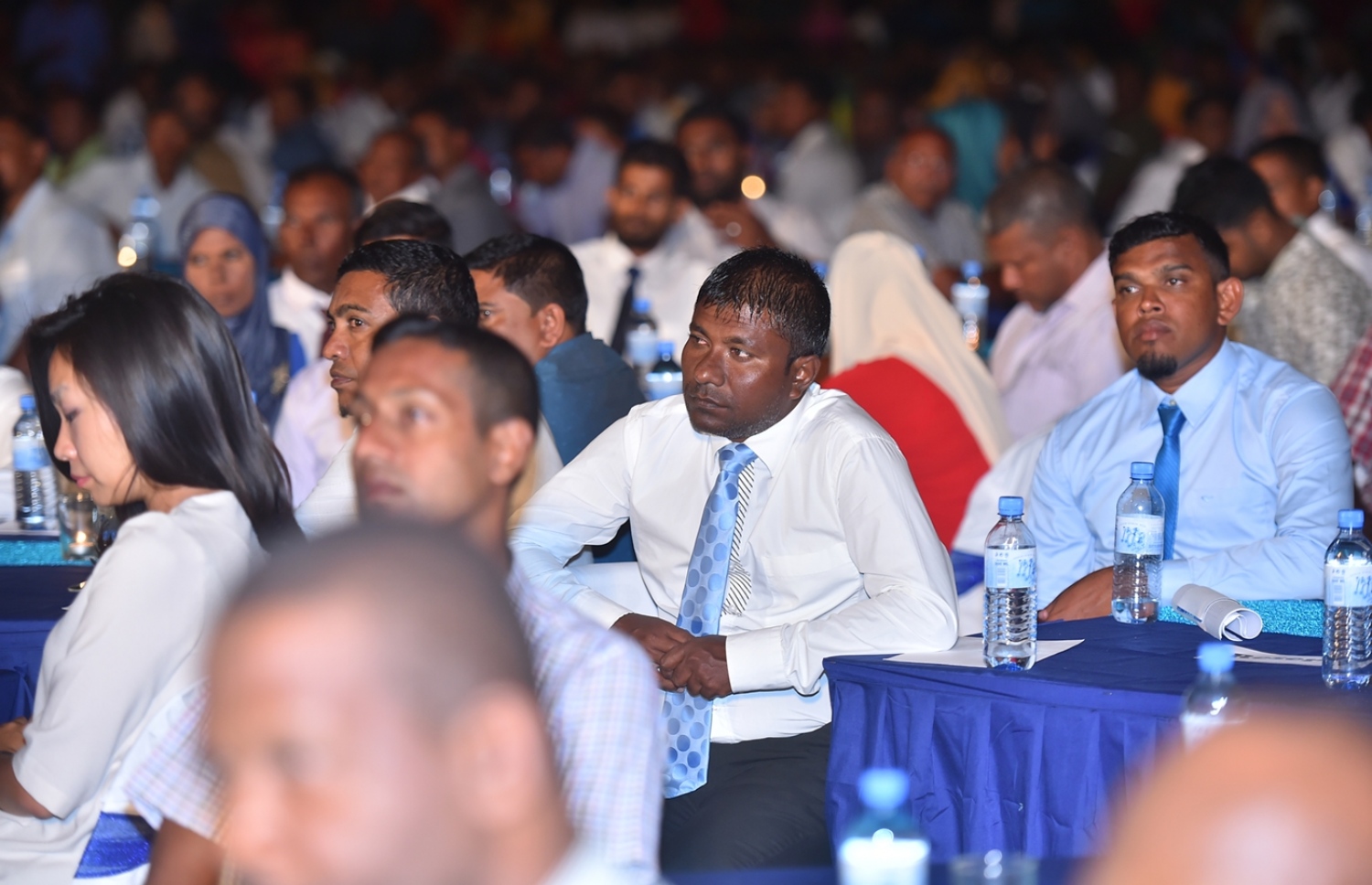 ގއ. ގެމަނަފުށި: ޑިސެމްބަރު 13، 2016- މި އަހަރުގެ މަސްވެރިންގެ ދުވަހުގެ މުނާސަބަތުގައި ބޭއްވި ރަސްމީ ޖަލްސާގެ ތެރެއިން.---ފޮޓޯ: ރައީސް އޮފީސް