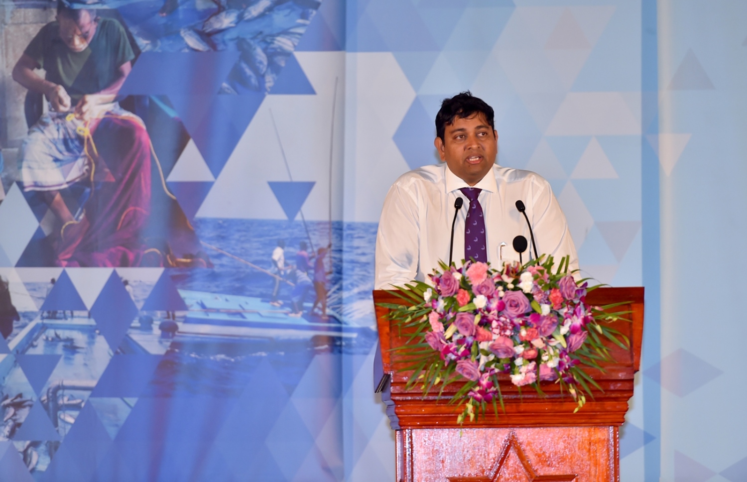 ގއ. ގެމަނަފުށި: ޑިސެމްބަރު 13، 2016- މި އަހަރުގެ މަސްވެރިންގެ ދުވަހުގެ މުނާސަބަތުގައި ބޭއްވި ރަސްމީ ޖަލްސާގައި ފިޝަރީޒް މިނިސްޓަރު ޑރ. ޝައިނީ ވާހަކަ ދައްކަވަނީ.---ފޮޓޯ: ރައީސް އޮފީސް