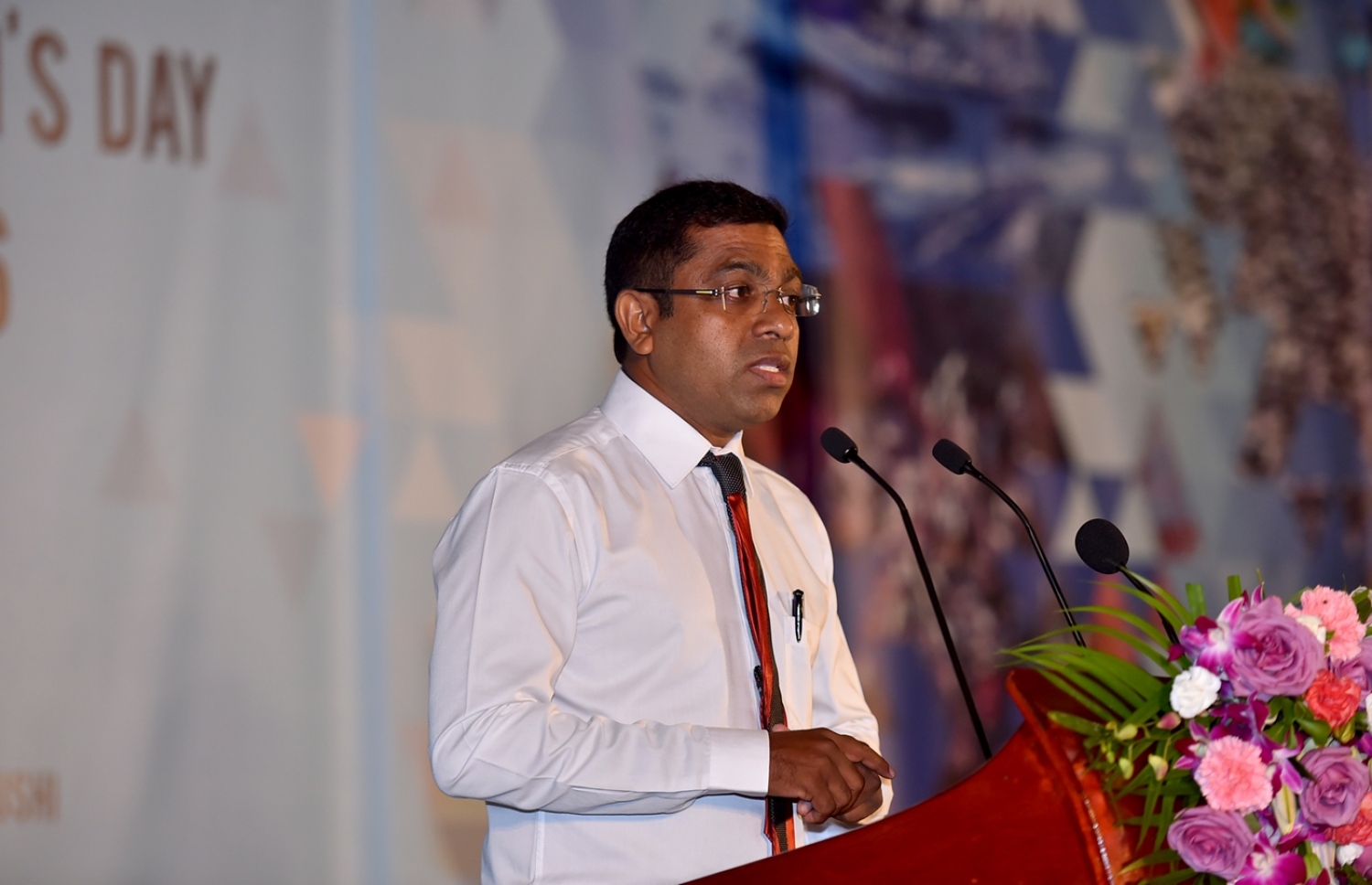 ގއ. ގެމަނަފުށި: ޑިސެމްބަރު 13، 2016- މި އަހަރުގެ މަސްވެރިންގެ ދުވަހުގެ މުނާސަބަތުގައި ބޭއްވި ރަސްމީ ޖަލްސާގައި ގެމަނަފުށީ ދާއިރާގެ ޕީޕީއެމްގެ މެމްބަރު ޖަމީލް އުސްމާން ވާހަކަ ދައްކަވަނީ.---ފޮޓޯ: ރައީސް އޮފީސް