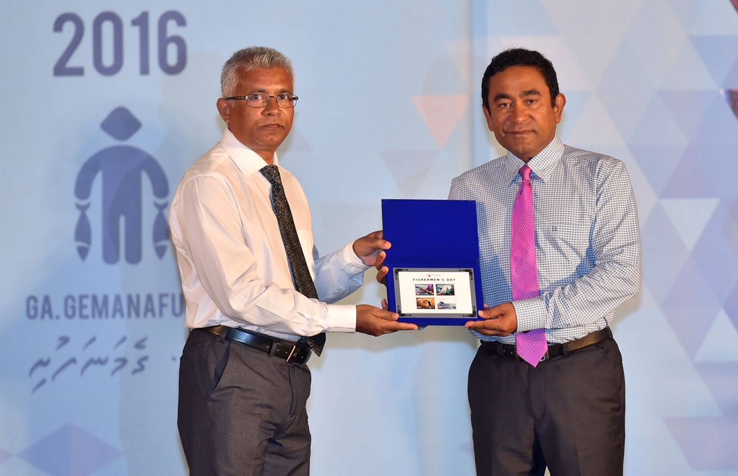 ގއ. ގެމަނަފުށި: ޑިސެމްބަރު 13، 2016- މި އަހަރުގެ މަސްވެރިންގެ ދުވަހުގެ މުނާސަބަތުގައި ބޭއްވި ރަސްމީ ޖަލްސާގެ ތެރެއިން.---ފޮޓޯ: ރައީސް އޮފީސް