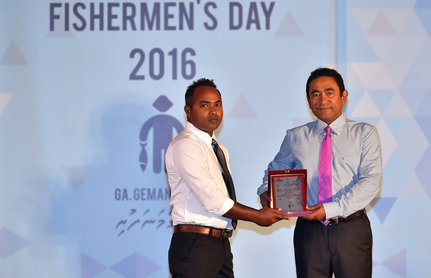 ގއ. ގެމަނަފުށި: ޑިސެމްބަރު 13، 2016- މި އަހަރުގެ މަސްވެރިންގެ ދުވަސް ފާހަގަކުރުމަށް ބޭއްވި ޖަލްސާގައި، މަސްވެރިކަމުގެ ދާއިރާގައި ހަރަކާތްތެރިވާ ފަރާތަކަށް ރައީސް ޔާމީން ހަނދާނީ ފިލައެއް ދެއްވަނީ.-- ފޮޓޯ: ރައީސް އޮފީސް