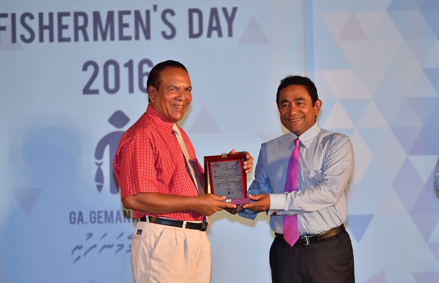 ގއ. ގެމަނަފުށި: ޑިސެމްބަރު 13، 2016- މަސްވެރިންގެ ދުވަސް ފާހަގަކުރަން ޖަލްސާގައި މަސްވެރިކަމުގެ ދާއިރާގައި ހަރަކާތްތެރިވާ ބޭފުޅަކަށް ރައީސް ޔާމީން ހަނދާނީ ފިލައެއް ދެއްވަނީ.-- ފޮޓޯ: ރައީސް އޮފީސް