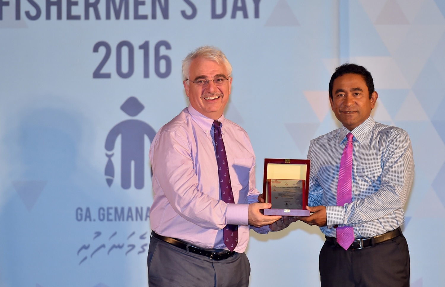 ގއ. ގެމަނަފުށި: ޑިސެމްބަރު 13، 2016- މި އަހަރުގެ މަސްވެރިންގެ ދުވަހުގެ މުނާސަބަތުގައި ބޭއްވި ރަސްމީ ޖަލްސާގެ ތެރެއިން.---ފޮޓޯ: ރައީސް އޮފީސް