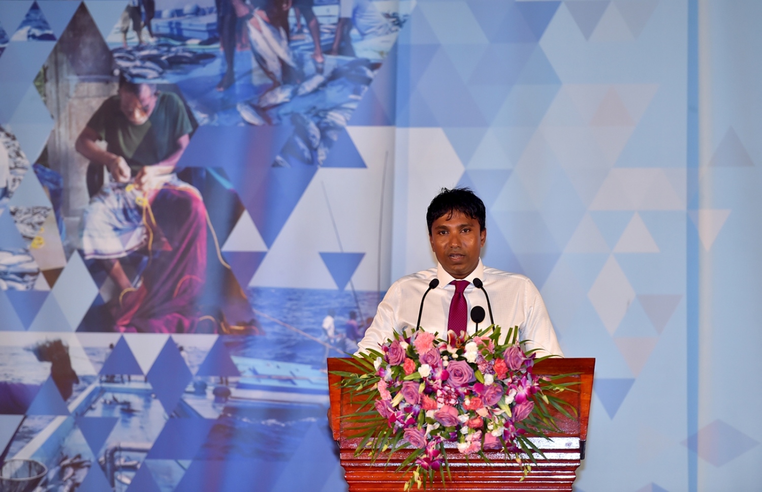 ގއ. ގެމަނަފުށި: ޑިސެމްބަރު 13، 2016- މި އަހަރުގެ މަސްވެރިންގެ ދުވަހުގެ މުނާސަބަތުގައި ސަރުކާރުން ބޭއްވި ޖަލްސާގައި ދަގެނތި ދާއިރާގެ ޕީޕީއެމްގެ މެމްބަރު އިލްހާމް އަހުމަދު ވާހަކަ ދައްކަވަނީ.---ފޮޓޯ: ރައީސް އޮފީސް