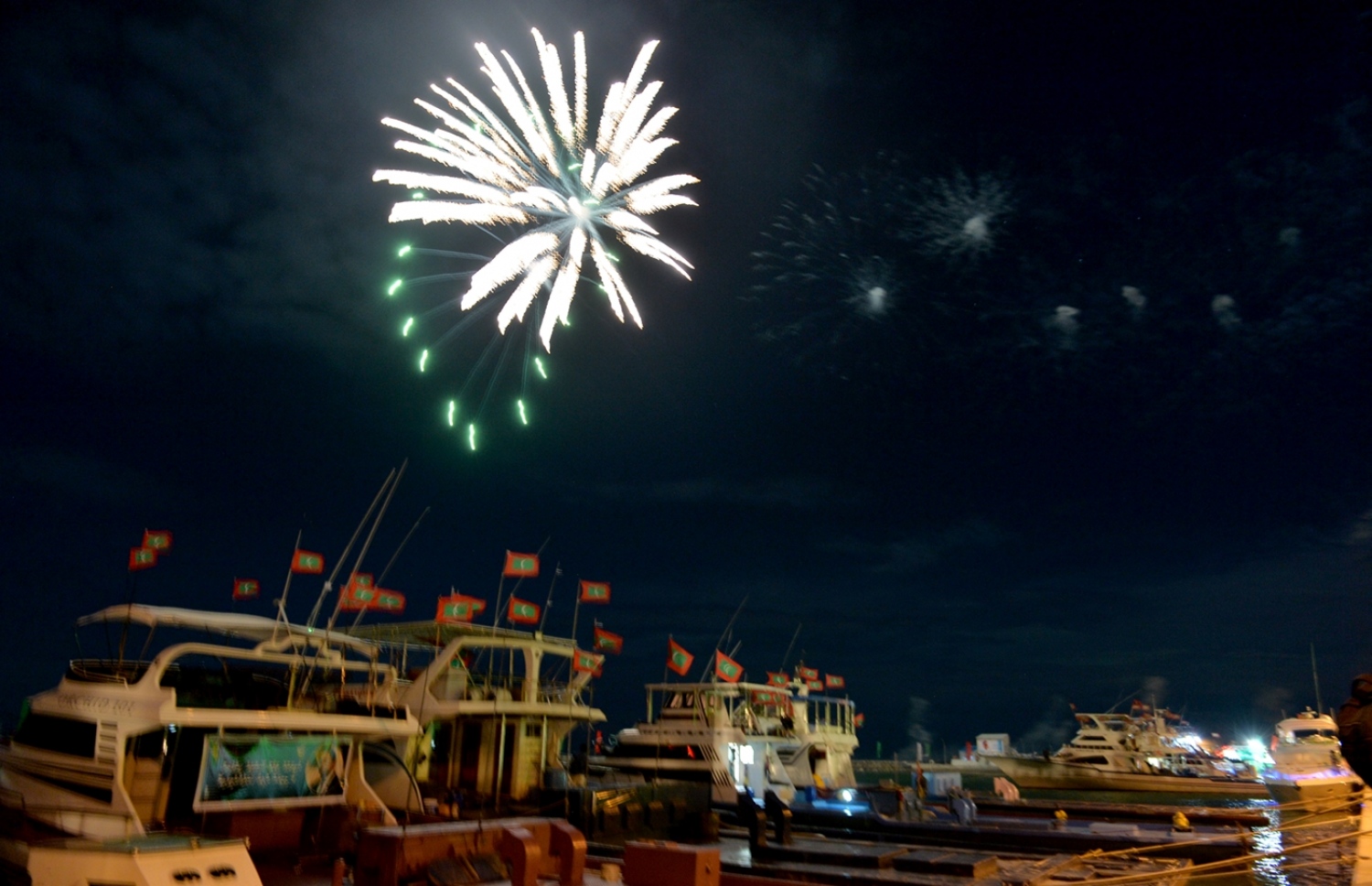 ގއ. ގެމަނަފުށި: ޑިސެމްބަރު 13، 2016- މަސްވެރިންގެ ދުވަހުގެ ޖަލްސާގެ ކުރިން، ގެމަނަފުށީގައި ހަވާ އަރުވަނީ.---ފޮޓޯ: ރައީސް އޮފީސް