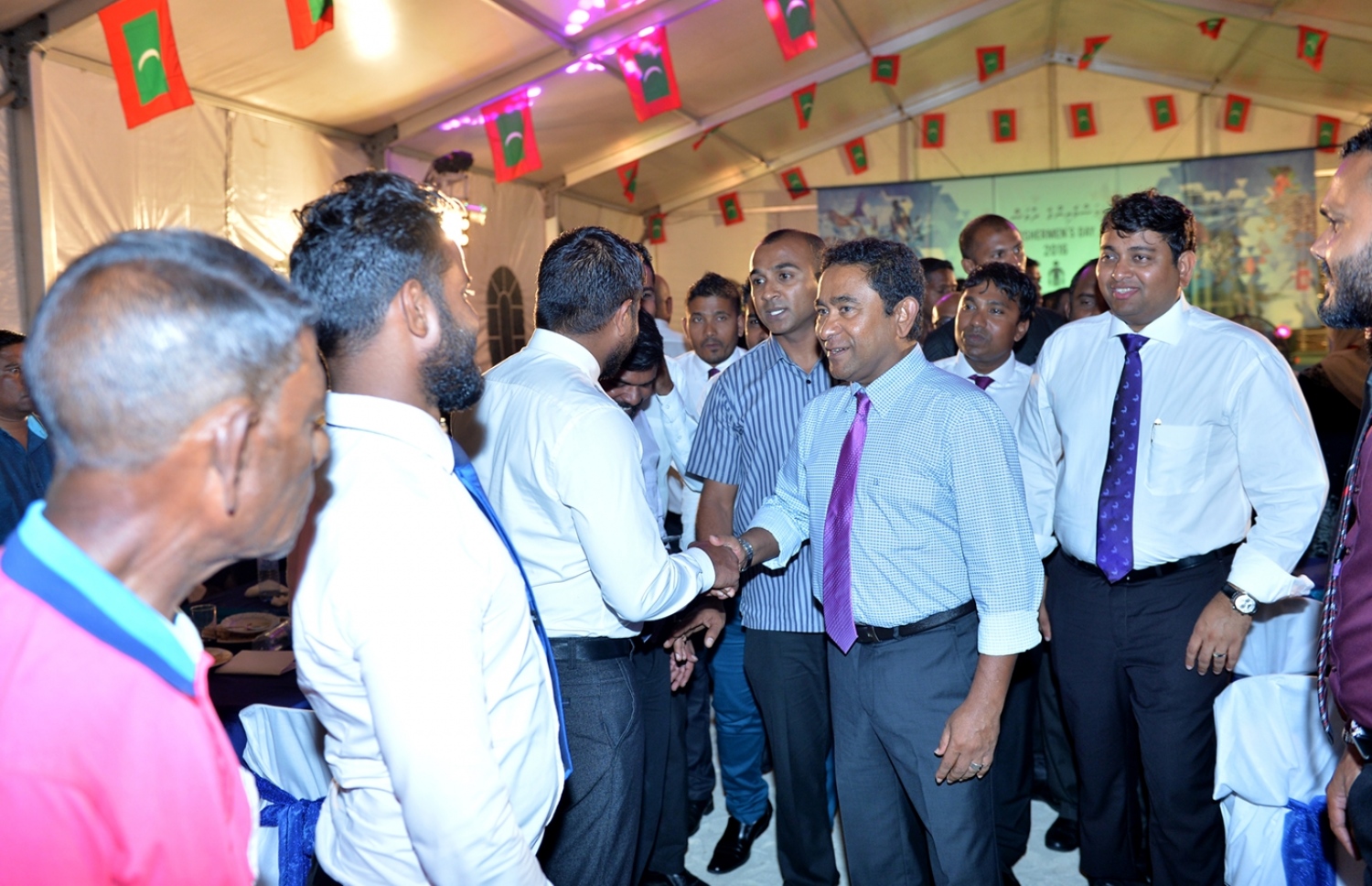 ގއ. ގެމަނަފުށި: ޑިސެމްބަރު 13، 20160- މި އަހަރުގެ މަސްވެރިންގެ ދުވަސް ފާހަގަކުރުމަށް ސަރުކާރުން ބޭއްވި ރަސްމީ ޖަލްސާ އަށް ރައީސް ޔާމީން ވަޑައިގެން ބައެއް ބޭފުޅުންނާ ސަލާމް ކުރައްވަނީ.---ފޮޓޯ: ރައީސް އޮފީސް