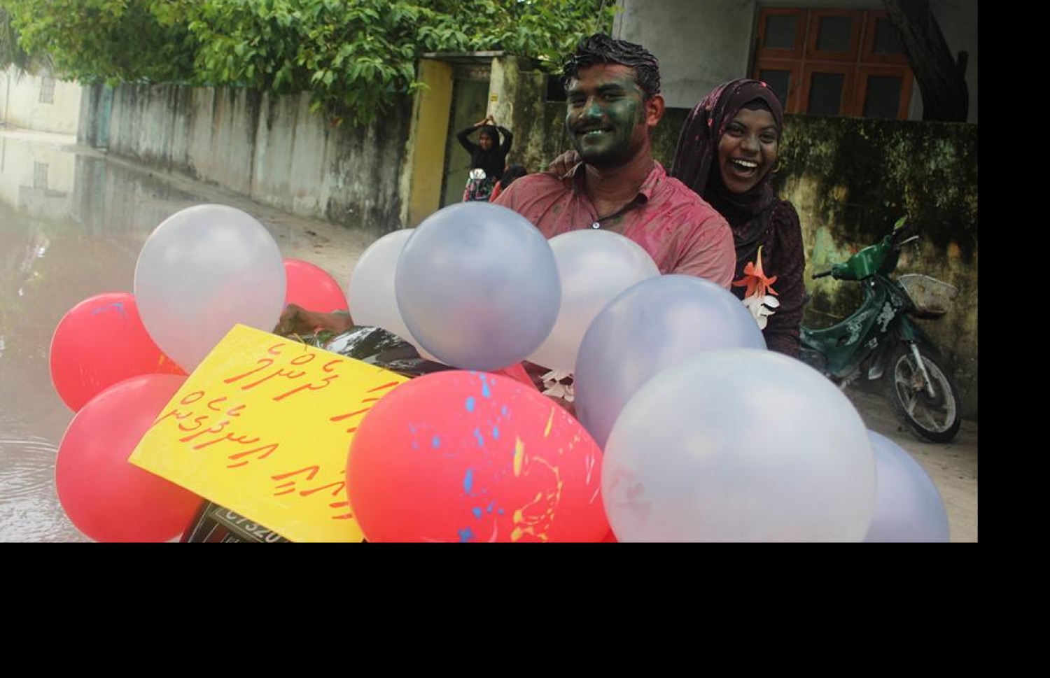 ކައިވެނީގެ ހާއްސަ ސައިކަލުގައި ދެމަފިރިިން ކޯޓުން ނައްޓާލަނީ.--ފޮޓޯ: އާފިޔާ އަހުމަދު