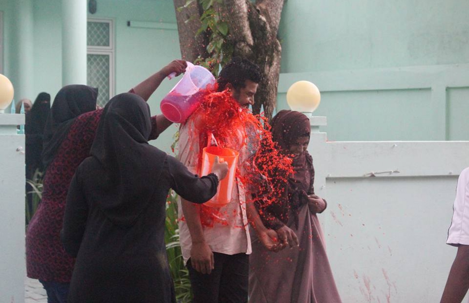 ޝަމާއިލް އާއި ޝާލިޔާ ކައިވެނިކޮށްގެން ކޯޓުން ނުކުތް ތަނުން ކުލަ ޖަހަނީ --ފޮޓޯ: އާފިޔާ އަހުމަދު