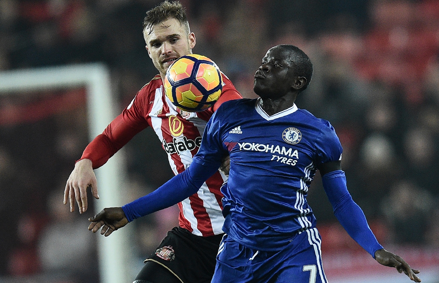 ޗެލްސީގެ ކާންޓޭ (ކ) އަތުން ބޯޅަ ހޯދަން ސަންޑަލެންޑުގެ ކިރްޝޯފް މަސައްކަތްކުރަނީ. --ފޮޓޯ: އޭއެފްޕީ