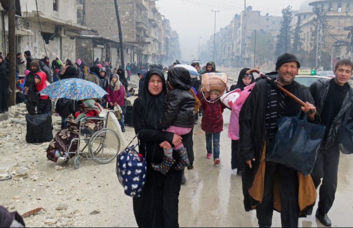 ހަލަބަށް ދޭ ވަރުގަދަ ހަމަލާތަކާ ގުޅިގެން ގެދޮރު ހަލާކުވެފައިވާ މީހުން އެ ސިޓީ ދޫކޮށް ދަނީ. --ފޮޓޯ:ސީއެންއެން