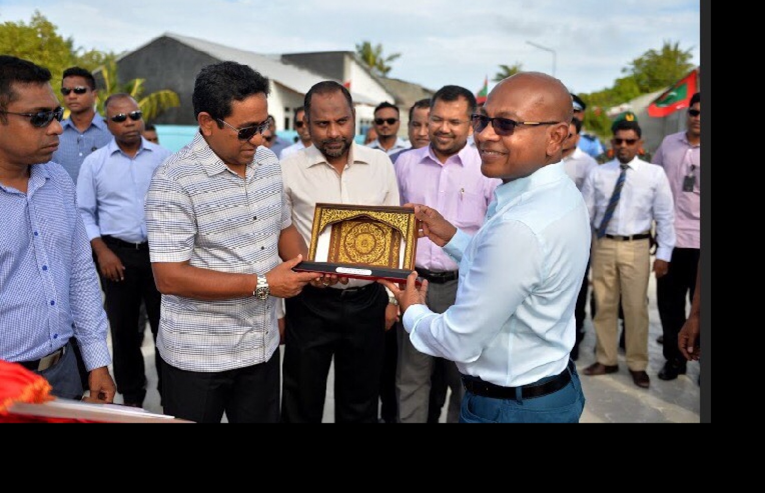 މިސްކިތް ހުޅުވައިދެއްވުމަށް ފަހު ރައީސް ޔާމީނަށް، މިސްކިތުގެ މިހުރާބުގޭގެ ނަމޫނާއެއް އަހުމަދު (ކ) ހަދިޔާ ކުރައްވަނީ