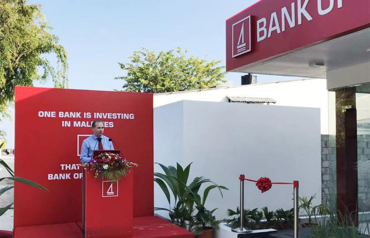 ބީއެމްއެލްގެ ބްރާންޗެއް ނ. ހޮޅުދޫގައި ހުޅުވަން މިދިޔަ އަހަރުގެ ފަހުކޮޅު ބޭއްވި ރަސްމިއްޔާތުގައި ސީއީއޯ އެންޑްރޫ ވާހަކަދައްކަވަނީ: މި އަހަރު އިތުުރު ހަތް ބްރާންޗް ހުޅުވާނެ.-- ފައިލް ފޮޓޯ: ބީއެމްއެލް