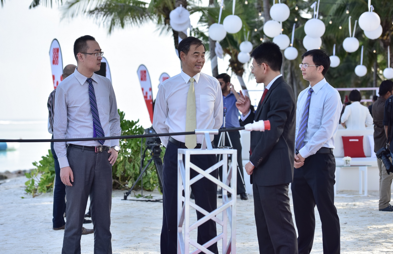 އުރީދޫގެ ސަބްމެރިން ކޭބަލުގެ ކޮޅު ހުޅުމާލޭގައި ގާއިމްކޮށްފައިވާ ލޭންޑިން ސްޓޭޝަނާ ގުޅާލަން މިއަދު ތައްޔާރުވަނީ.-- ފޮޓޯ: ނިޝާން އަލީ/ މިހާރު