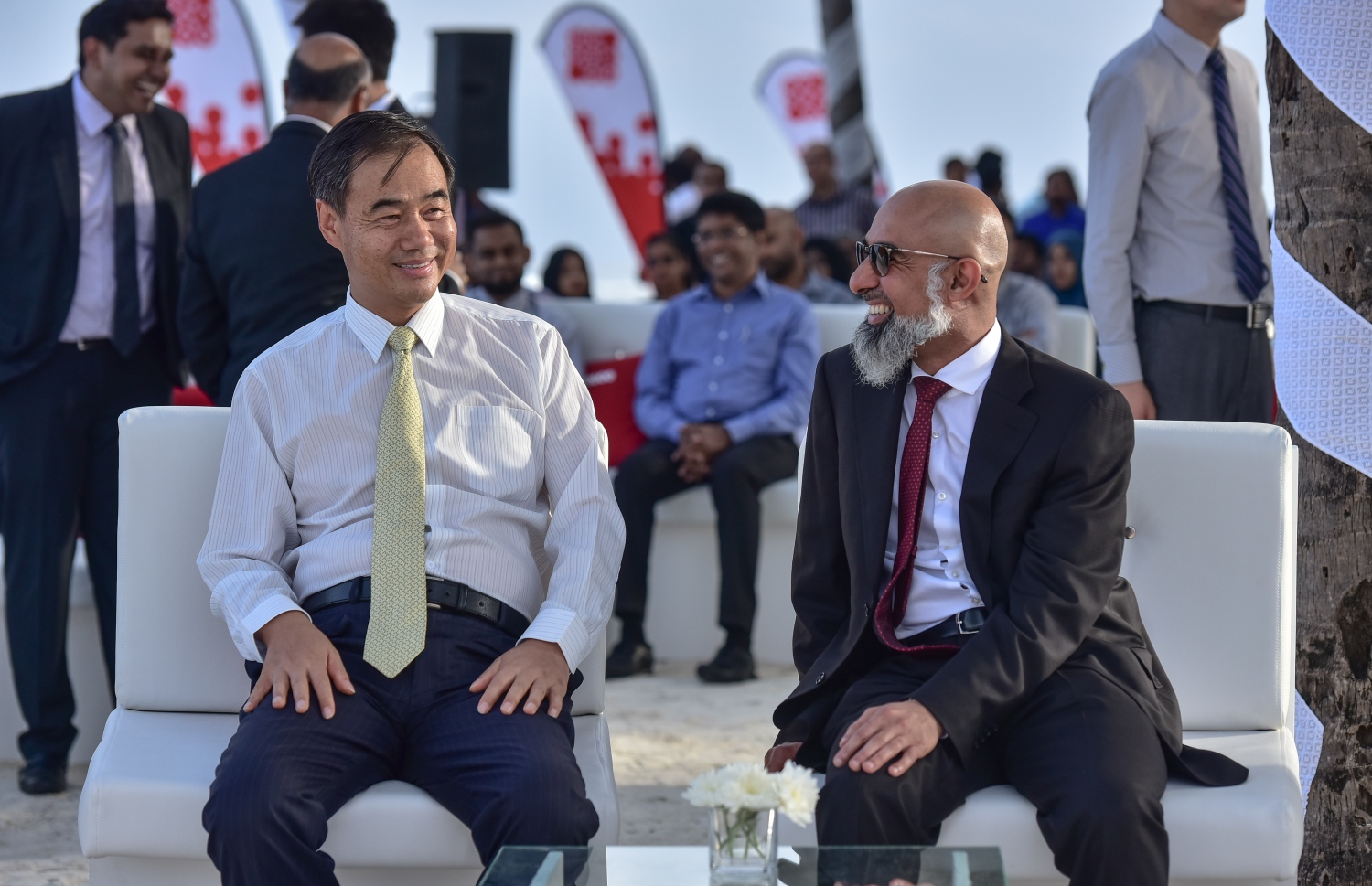 އުރީދޫގެ ސަބްމެރިން ކޭބަލް ނެޓްވޯކް ރަސްމީކޮށް އިފްތިތާހު ކުރުމަށް މިއަދު ބޭއްވި ރަސްމިއްޔާތުގެ ތެރޭން، އެ ކުންފުނީގެ ޗެއާމަން ހާލިދު (ކ) އާއި ރާއްޖޭގައި ހުންނަވާ ޗައިނާގެ ސަފީރު ވަން ފޫކާން ވާހަކަ ދައްކަވަނީ.-- ފޮޓޯ: ނިޝާން އަލީ/ މިހާރު
