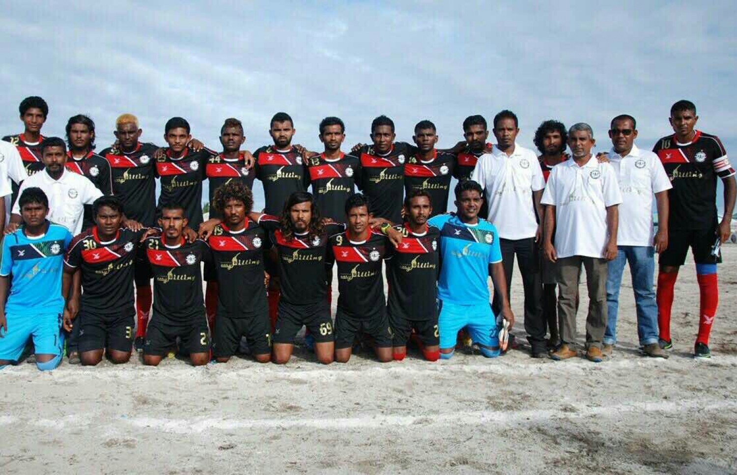 ބްލެކްޒީނޯގެ ކުޅުންތެރިންނާއި ބައެއް އޮފިޝަލުން.