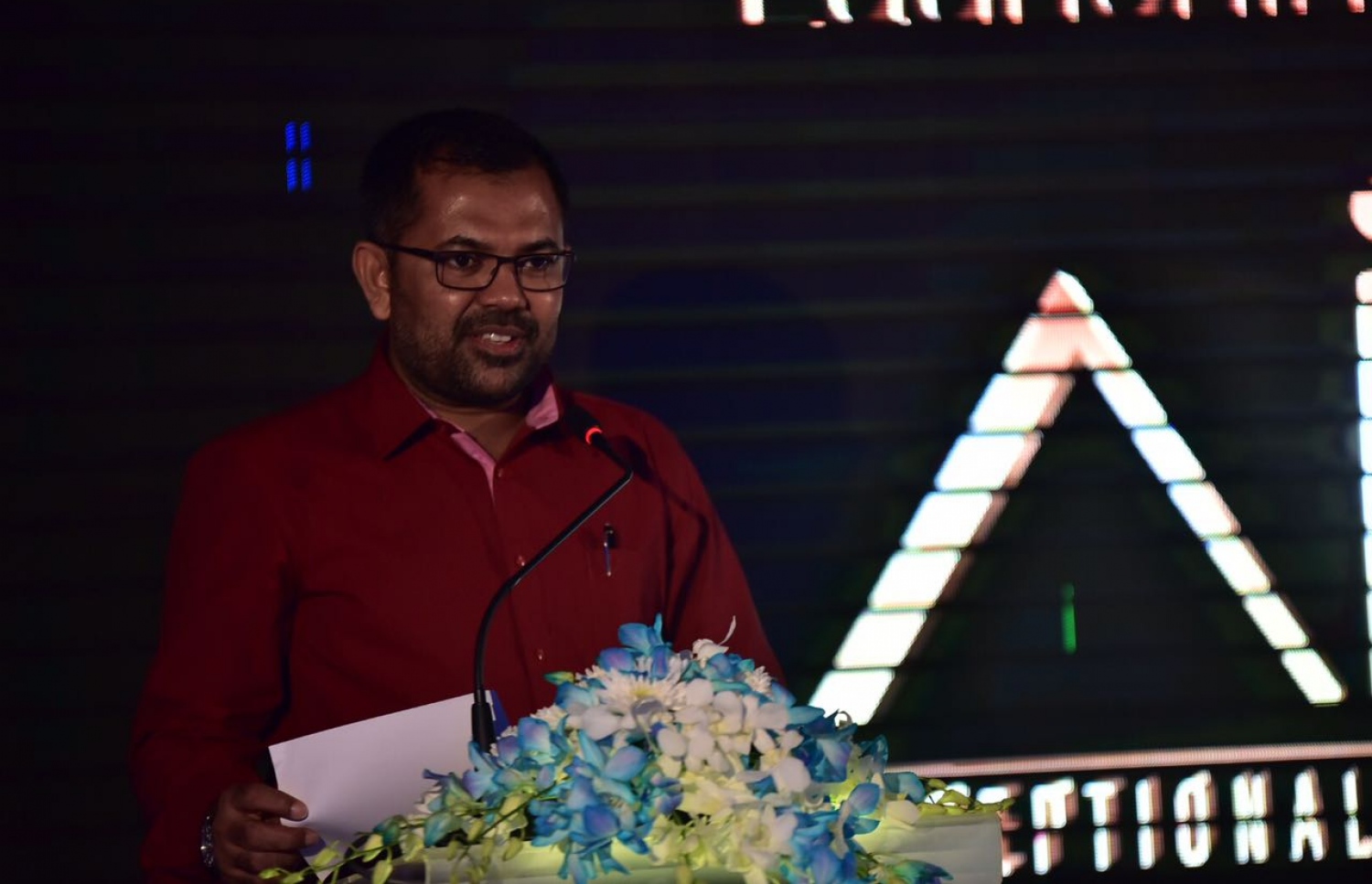 އެންސިސްގެ އެޕާޓްމަންޓް ކޮމްޕްލެކްސް މަޝްރޫއު އިފްތިތާހު ކުރުމަށް މިރޭ ބޭއްވި ހަފްލާގައި ޓޫރިޒަމް މިނިސްޓަރު ޒަމީރު ވާހަކަ ދައްކަވަނީ.-- ފޮޓޯ: ހުސެން ޝަޔާހު/ މިހާރު