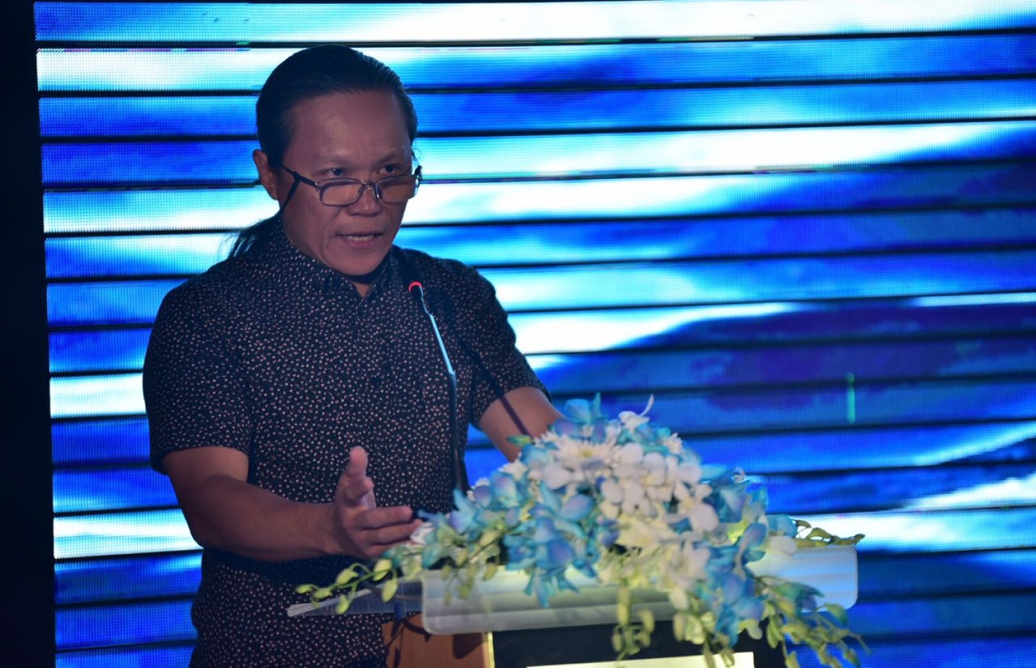 އެންސިސްގެ އެޕާޓްމަންޓް ކޮމްޕްލެކްސްއާ ގުޅޭ ގޮތުން، އެ ތަން ޑިޒައިން ކުރި ސިންގަޕޫރުގެ ޓެން އާކިޓެކްޓްސްގެ ފަރާތުން ލިއޯ ވާހަކަ ދައްކަވަނީ.-- ފޮޓޯ: ހުސެން ޝަޔާހު/ މިހާރު