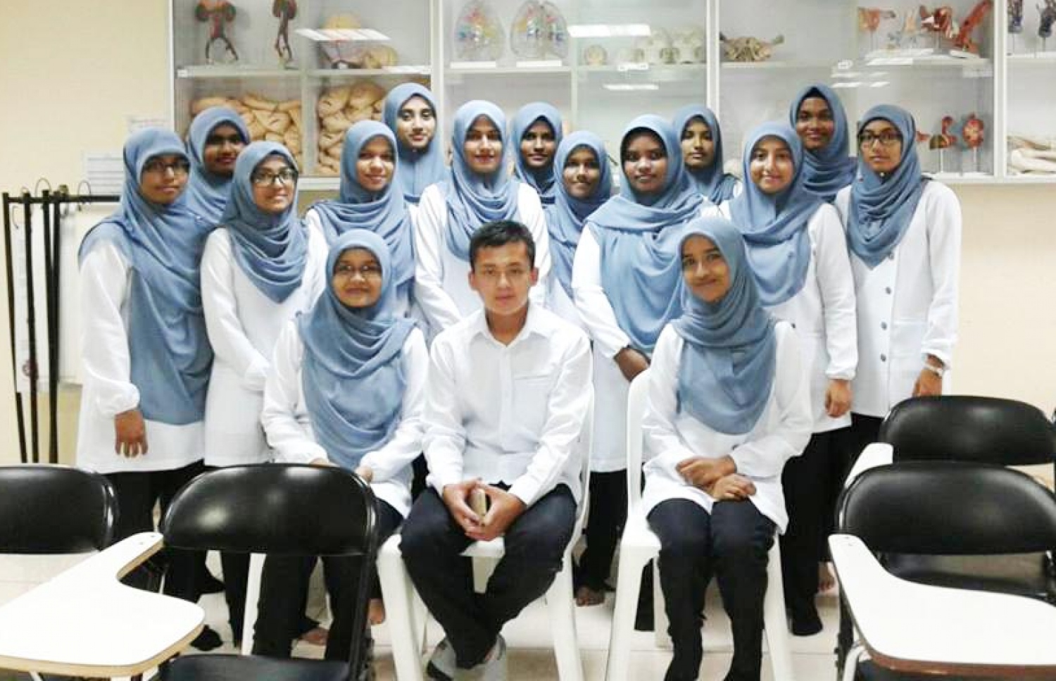 ނިޑުޕް (މ) އޭނާގެ ކްލާހުގެ އެހެން ދަރިވަރުންނާ އެކު: އޭނާއަކީ އެ ކްލާހުގެ ހަމައެކަނި ފިރިހެން ދަރިވަރު އަދި ގައުމީ ޔުނިވާސިޓީގެ ފުރަތަމަ އިންޓަނޭޝަނަލް ދަރިވަރު.